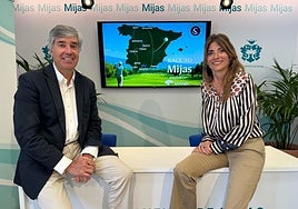 Alonso Castro and Ana Mata announce the golf tournament.