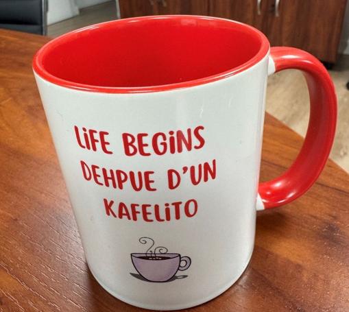 Coffee mug with inscription in Llanito.