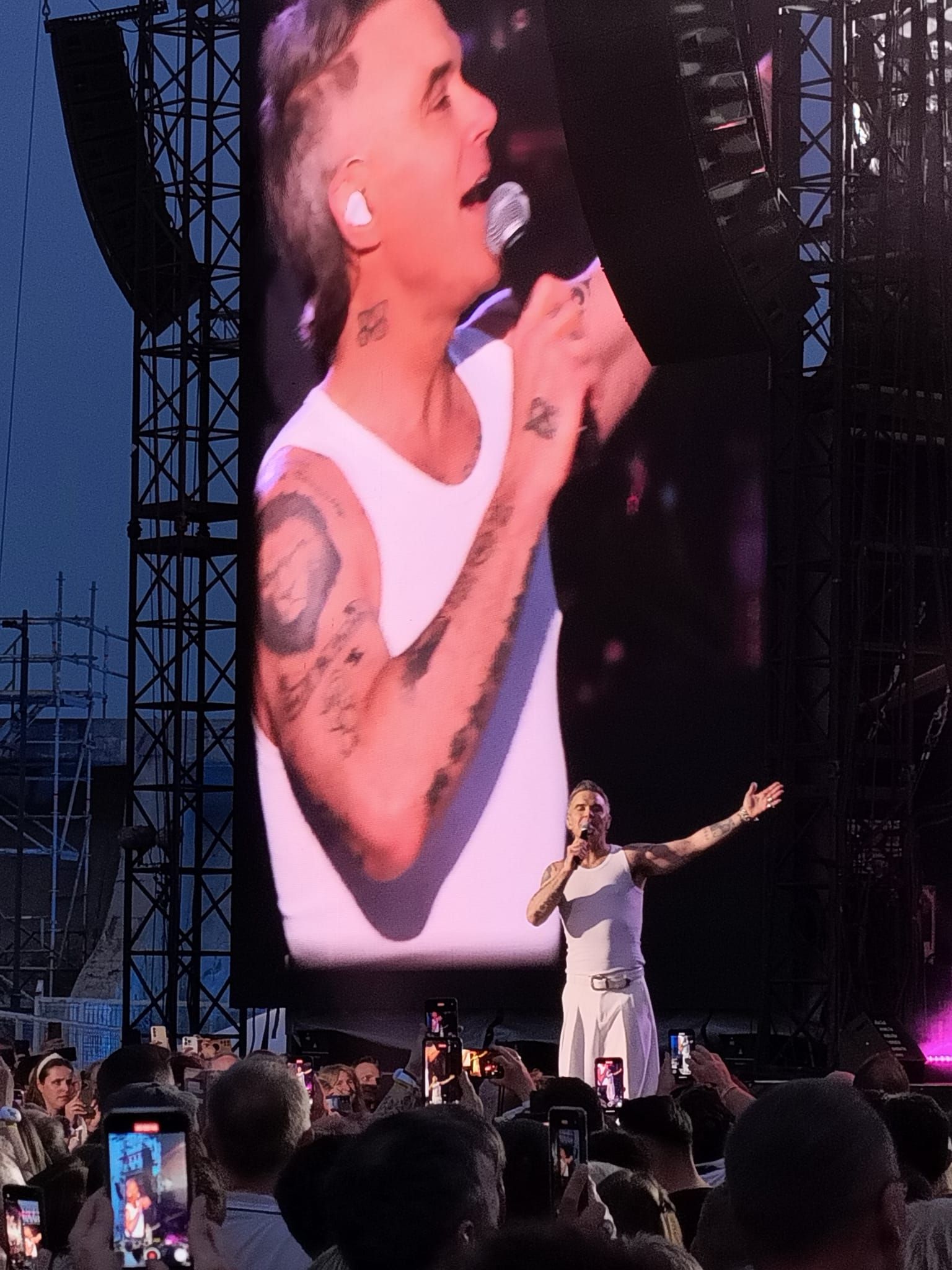 Robbie Williams' exclusive concert in Malaga port, in pictures