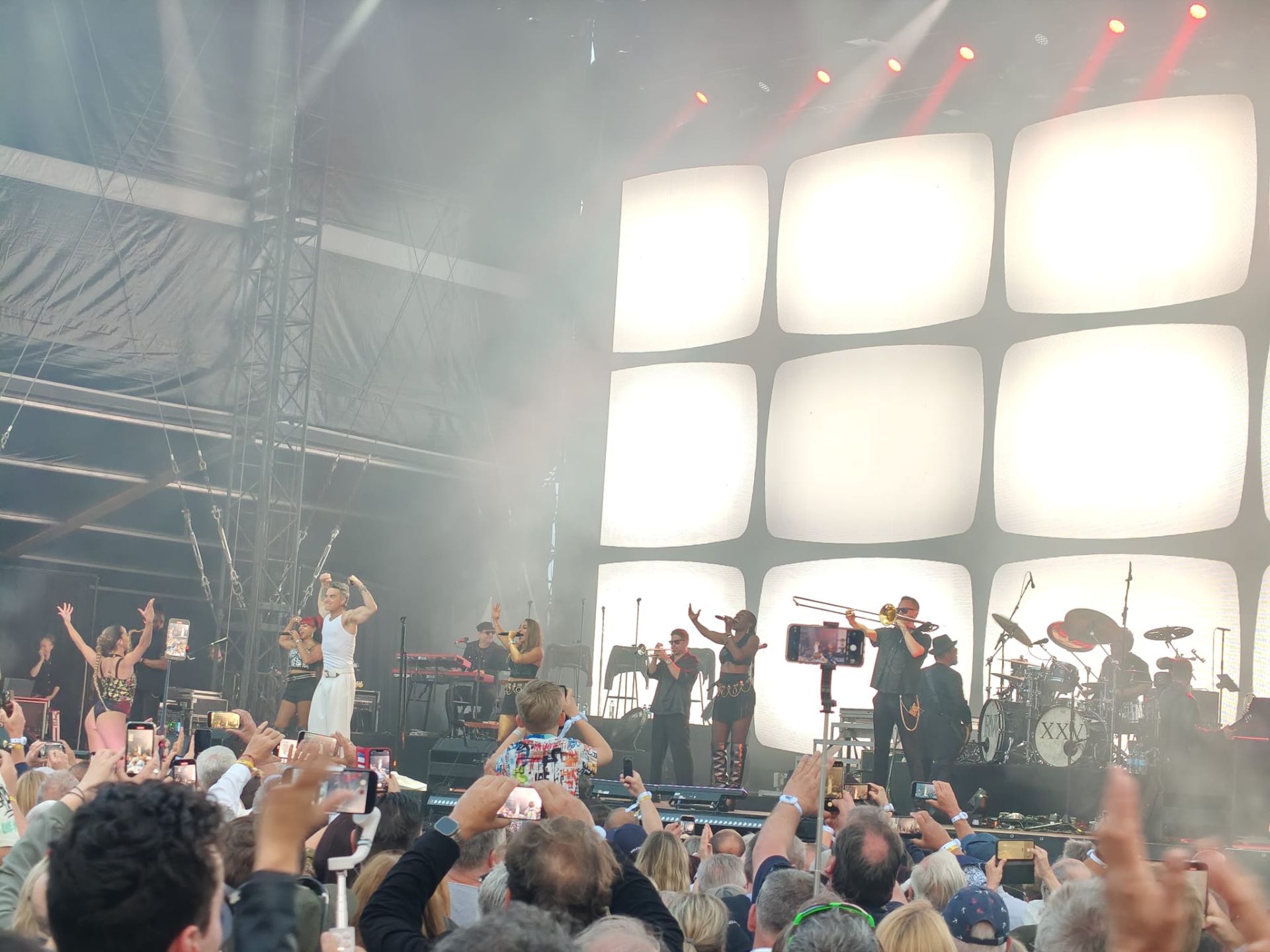 Robbie Williams&#039; exclusive concert in Malaga port, in pictures