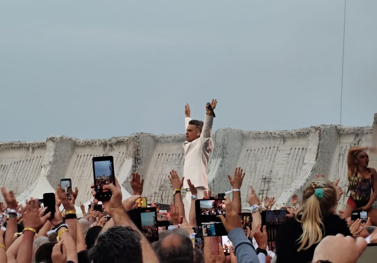 Robbie Williams&#039; exclusive concert in Malaga port, in pictures