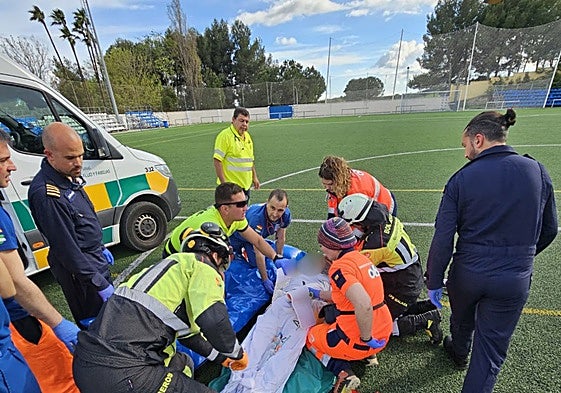 Man airlifted to hospital by helicopter after falling six metres from corrugated roof in Manilva