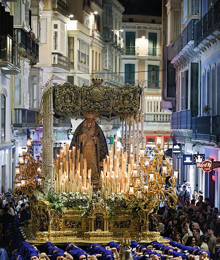 Imagen secundaria 2 - Malaga dodges the rain and celebrates a Palm Sunday full of processions, in pictures