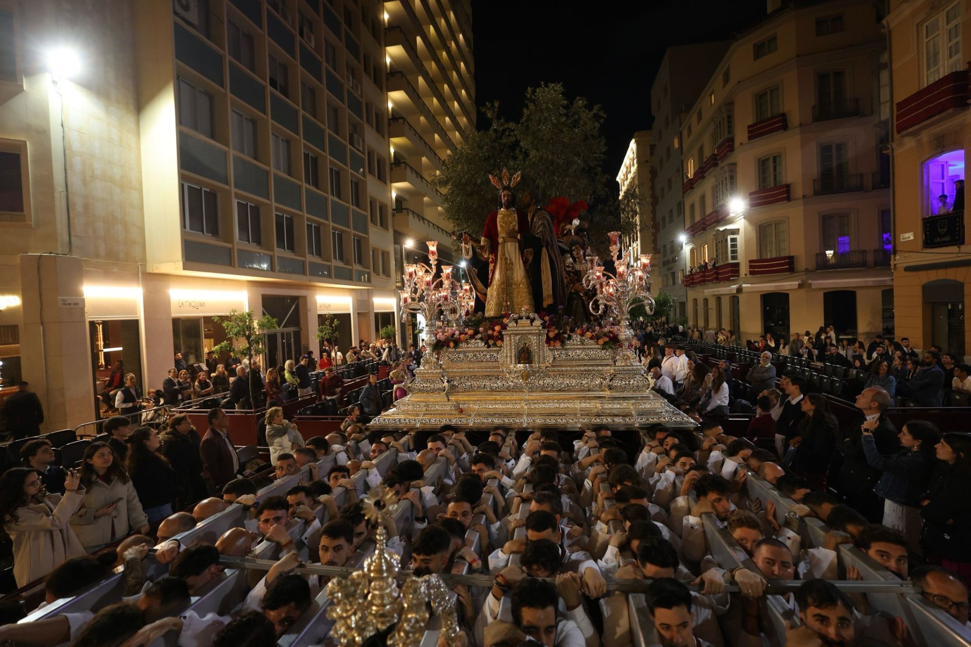 Imagen secundaria 1 - Malaga dodges the rain and celebrates a Palm Sunday full of processions, in pictures