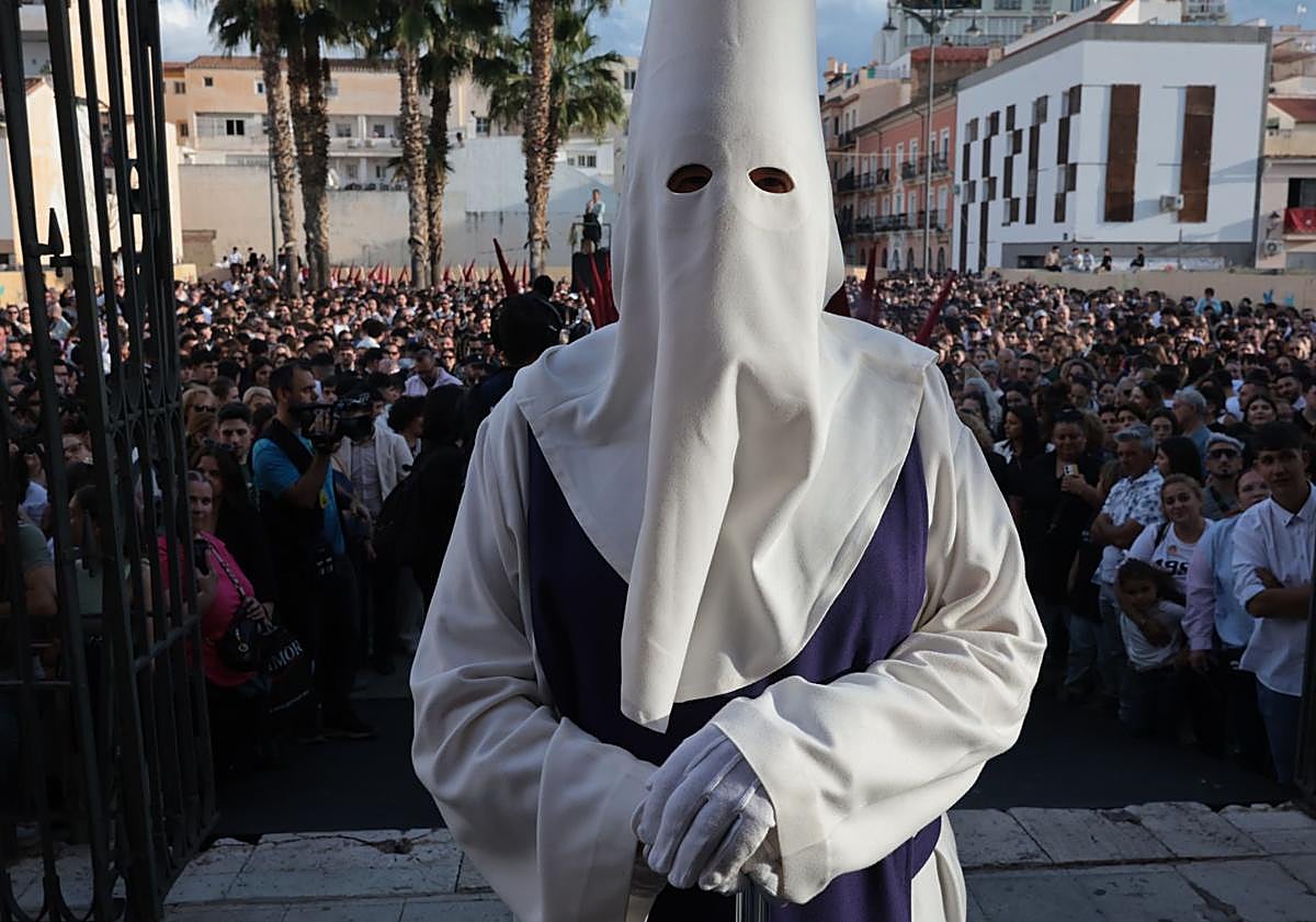 Imagen principal - Malaga dodges the rain and celebrates a Palm Sunday full of processions, in pictures