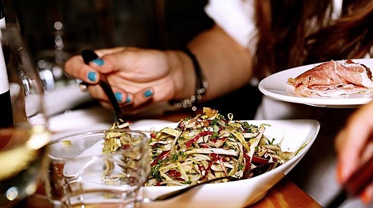 From the 'complimentary' shot to the QR code on the menu: common but not always legal practices in restaurants in Spain