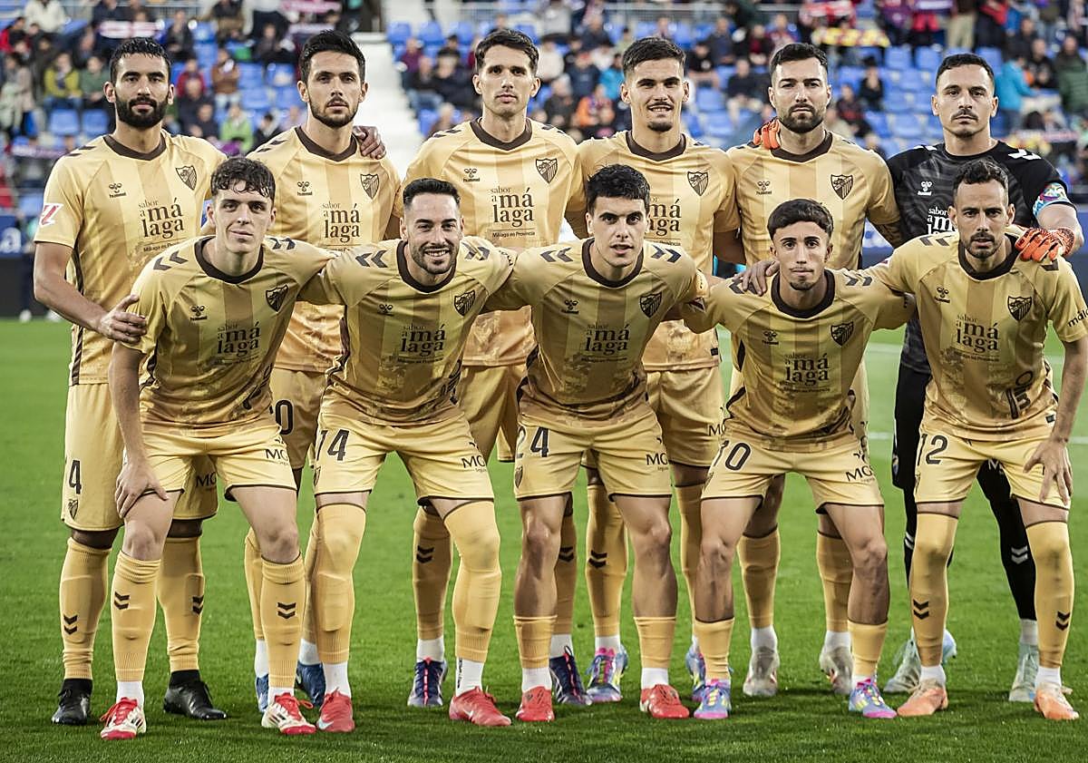 Imagen principal - Stoppage-time disaster sends Malaga CF plummeting towards the drop zone