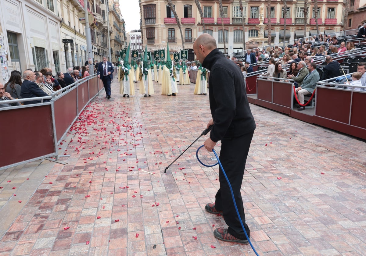 Anti-slip solution for candle wax problem during Malaga's Easter processions works but requires second application