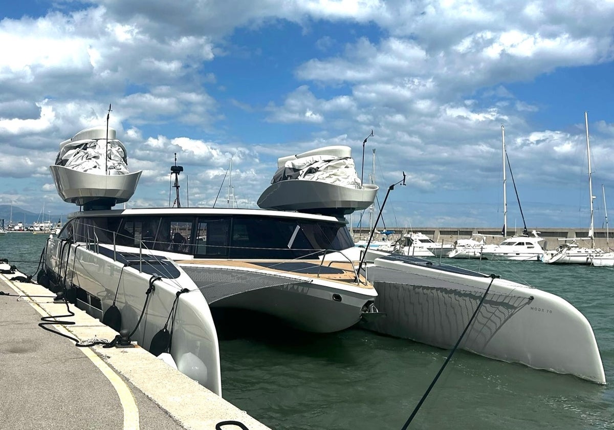 Benalmádena port welcomes 100% electric and sustainable catamaran with unique sail system