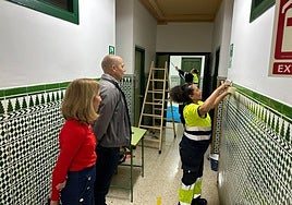 Councillors visit the Santa Amalia school.