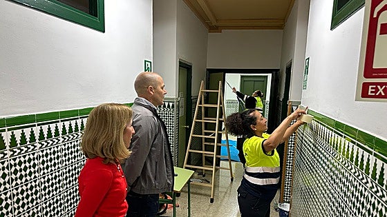 Fuengirola takes advantage of Junta's active employment plan to paint schools during Easter break