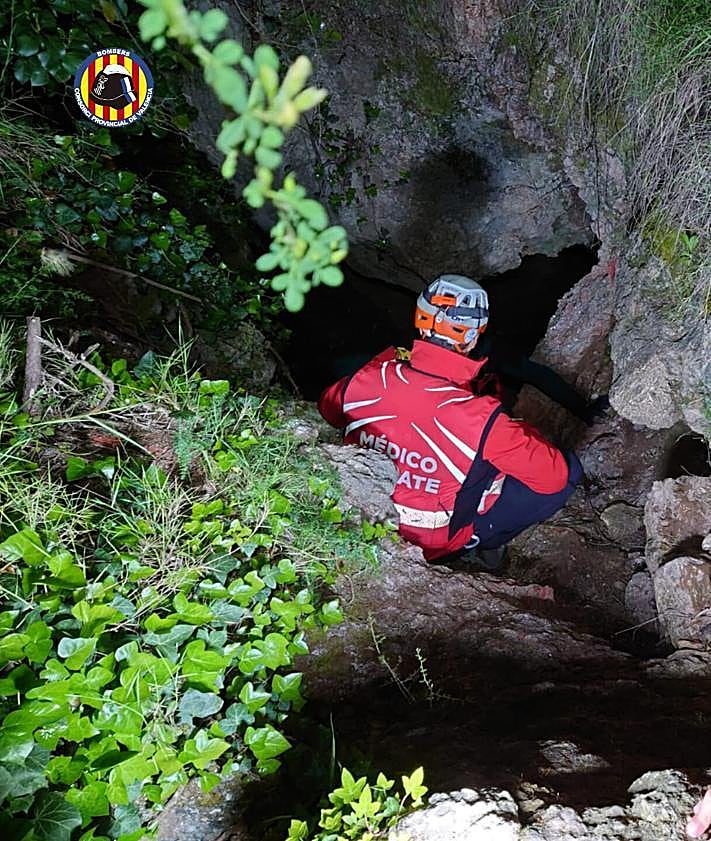 Imagen secundaria 2 - Major rescue operation mounted for four speleologists from Malaga who became trapped deep underground in Valencia cave