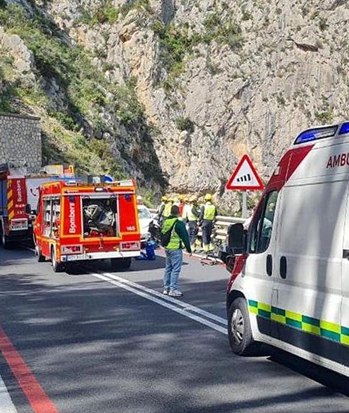 Imagen secundaria 2 - Man dies and his 14-year-old son is injured after car crashes into group of cyclists on main road in Spain