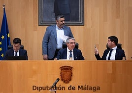 Salado (centre) and, behind him, spokesperson for the socialist party Josele González, at the plenary session.