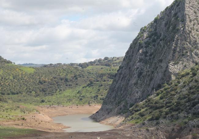 Los Caballeros dam and Tavizna hill
