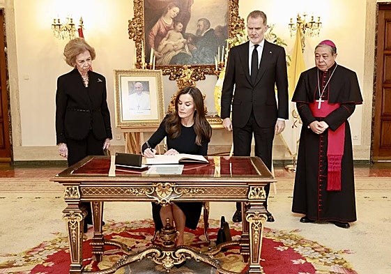 Queen Sofía, Queen Letizia and King Felipe in the Vatican embassy.