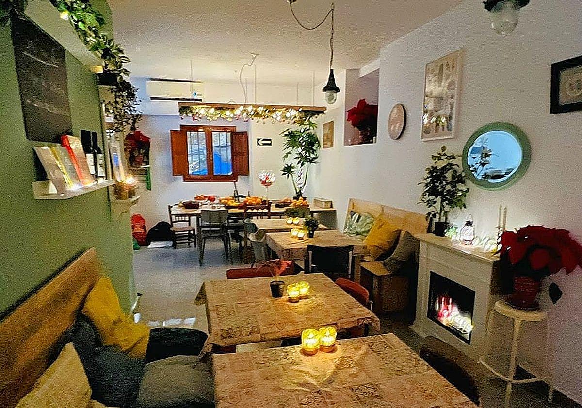 Imagen principal - Double orange for Polopos, the Dutch village in Andalucía