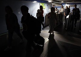 Image of the Madrid metro in darkness on Monday.