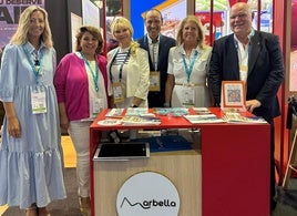 The mayor, Ángeles Muñoz (2r), at the Marbella stand at the Arabian Travel Market in Dubai.
