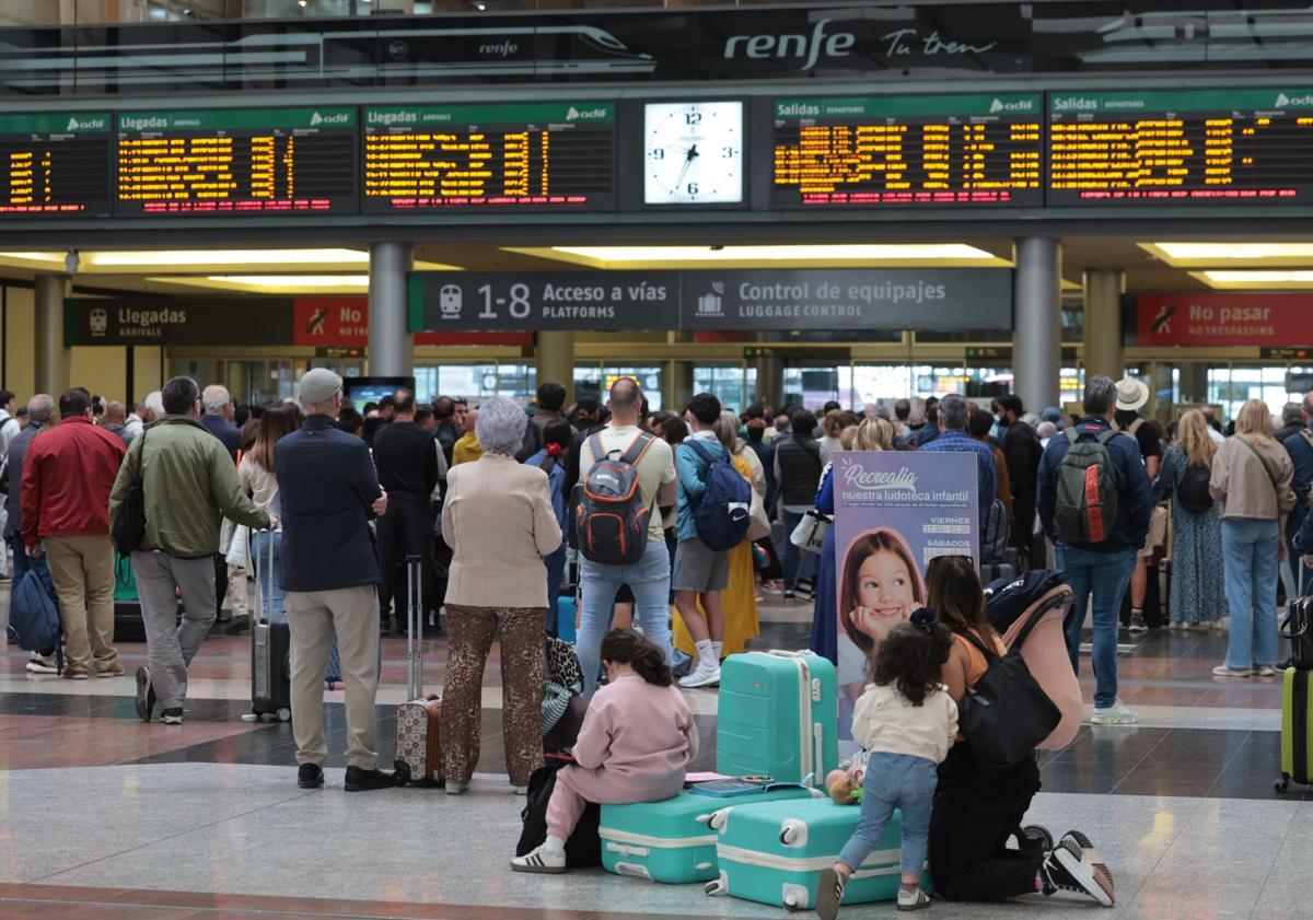 Imagen principal - High-speed trains hit by major delays as cable thefts &#039;sabotage&#039; services between Madrid and south of Spain