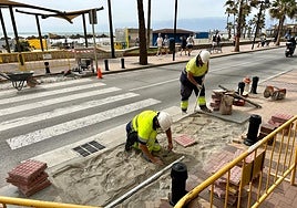Workers install new speed bumps in Fuengirola.