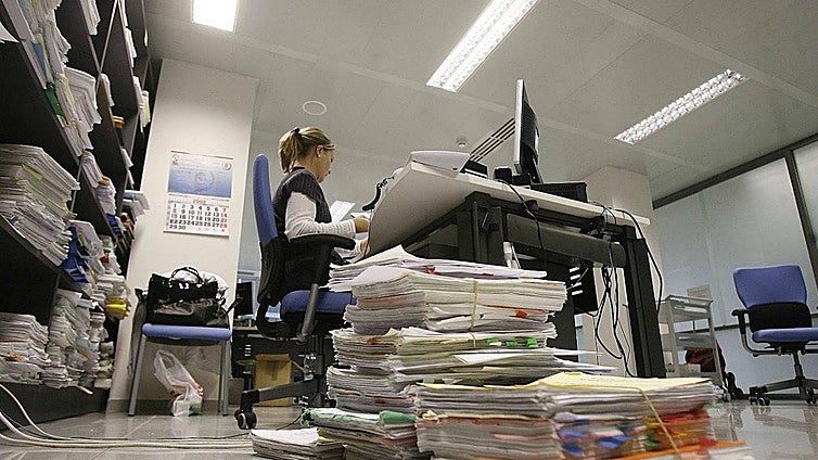 Massive backlog in Malaga province courts with over 140,000 unresolved cases and nearly 100,000 unenforced sentences