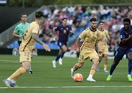 Dani Sánchez controls the ball during the match in Elda.
