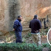 Workers from the Patronato de la Alhambra y el Generalife during the process of erasing the graffiti.