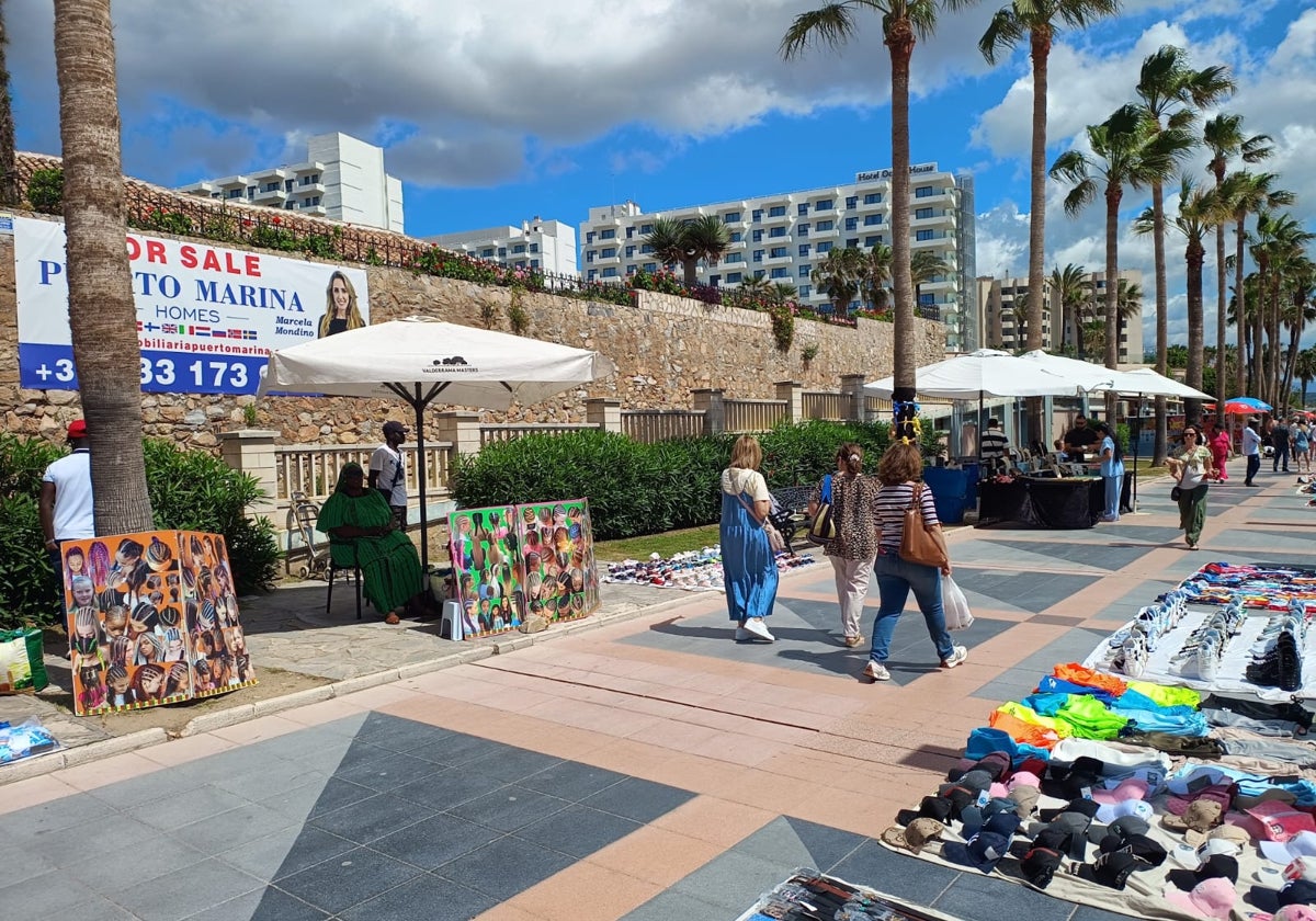 Benalmádena shopkeepers wage war against increasing numbers of illegal street vendors and demand fines for buyers