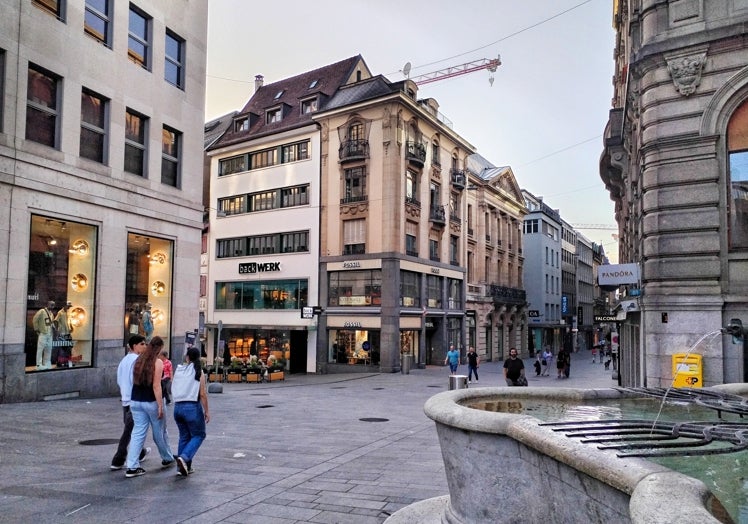 A fountain on the main avenue.