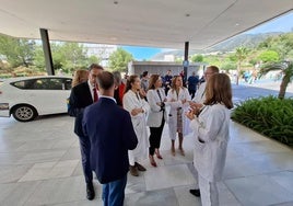 Navarro, accompanied by other authorities and health officials, during her visit to the hospital in Benalmádena.