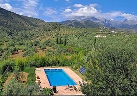 One of the swimming pools for rent in the province, in Tolox.