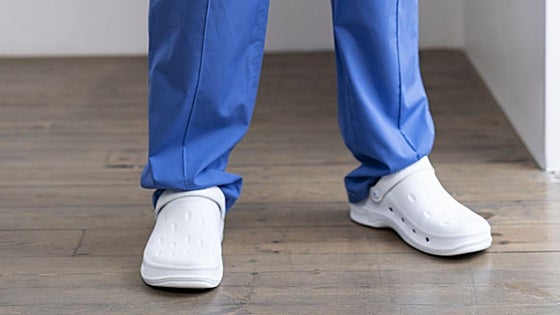 Warning about wearing clogs at work: leading Spanish doctor highlights problems caused by this type of footwear