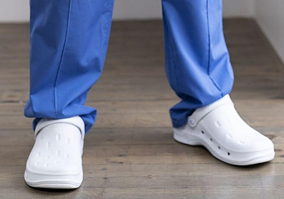 Warning about wearing clogs at work: leading Spanish doctor highlights problems caused by this type of footwear