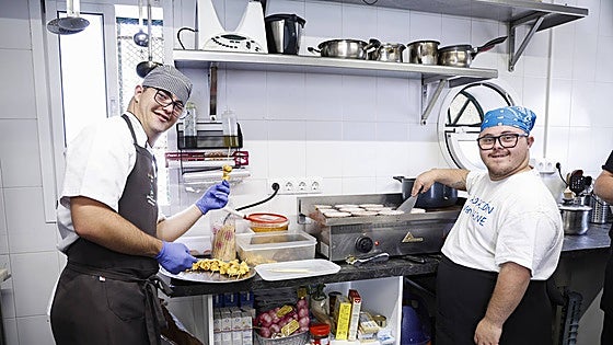 Hard workers and entrepreneurs providing lunch for five euros in Gamarra, Malaga