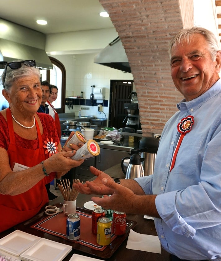 Imagen secundaria 2 - Priest Espen Holm on the stage; ice-cream and soft drinks for everyone.