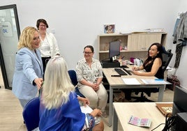 Mayor Ana Mula (l) at the social services offices in Fuengirola.