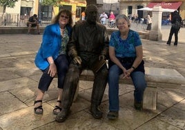 Karen and Juanita with the statue of Pablo Picasso on Plaza de la Merced in Malaga city centre.