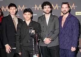 Borja Rueda (first from the right) and Sergio Jaén (second), next to JJ (with the mobile phone), winner of Eurovision.