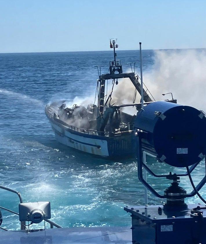Imagen secundaria 2 - Crew rescued after Fuengirola fishing boat catches fire near Calaburras lighthouse