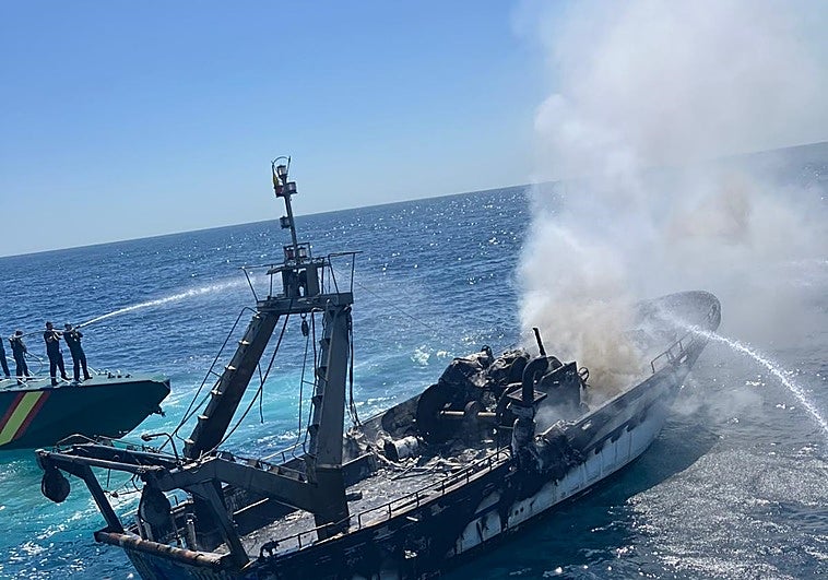 Crew rescued after Fuengirola fishing boat catches fire near Calaburras lighthouse