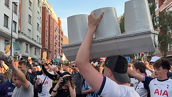 Tottenham fans go wild in Bilbao: broken traffic lights and beer baths