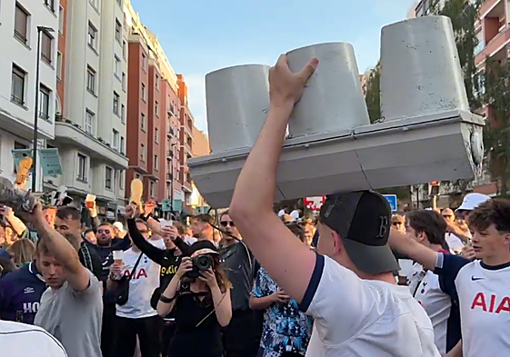 Tottenham fans go wild in Bilbao: broken traffic lights and beer baths
