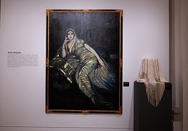 The shawl Anita Delgado danced with, next to the portrait painted by Beltrán Masés.