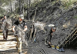 Students from the Ojén survival centre set up a shelter.