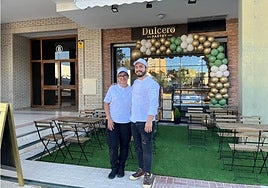 Herika and Manuel Cárdenas, in front of the bakery they have set up in Nueva Málaga.