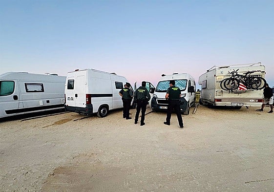 More than 90 vehicles evicted from illegal campsites in Tarifa