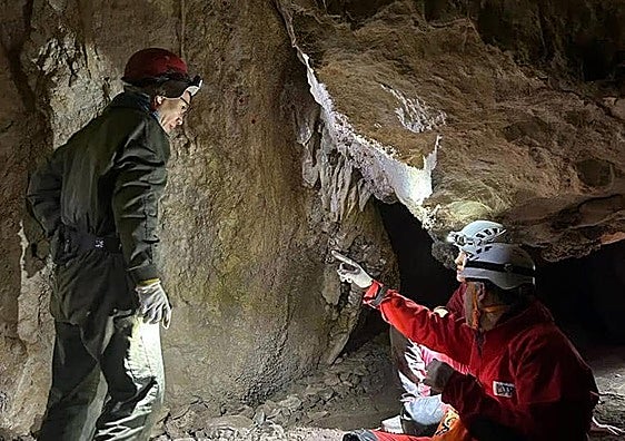 Who were the first inhabitants of the Cueva del Toro in Benalmádena?
