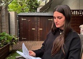 Mar Barrera, with the three complaints she has filed following the theft of her ID card.