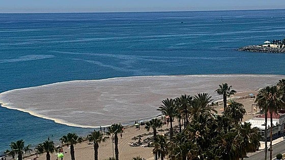 Discharge from burst pipe discolours sea off Benalmádena beach popular with holidaymakers